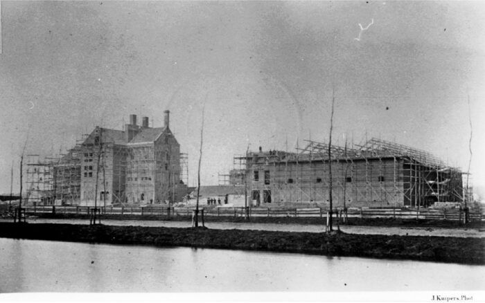 Heineken Bierbrouwerij aan de Crooswijksesingel, uit het zuidoosten. De aanbouw in 1873