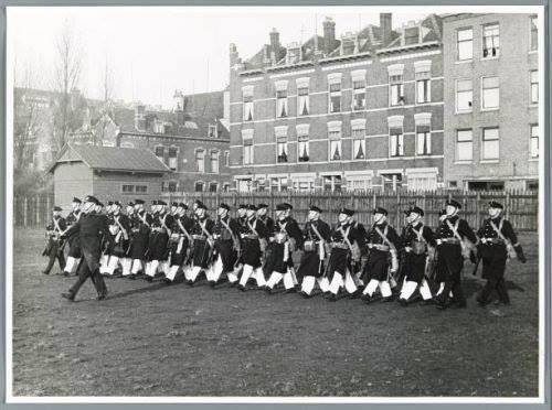 Schuttersveld. Mariniers aan het oefenen, omstreeks 1934...
